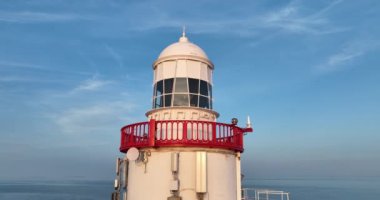 Aerial. Yaklaş. Hook Lighthouse, Wexford County, İrlanda 'daki Kanca Yarımadası' nın ucunda yer alıyor. Dünyanın en eski deniz feneri 12. yüzyıl 4k 'sinde inşa edildi.