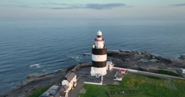 Havadan. Dairesel panorama. Wexford County, İrlanda 'daki Kanca Yarımadası' nın ucundaki Hook Head 'deki deniz fenerinde. Dünyanın en eski deniz feneri 12. yüzyıl 4k 'sinde inşa edildi.