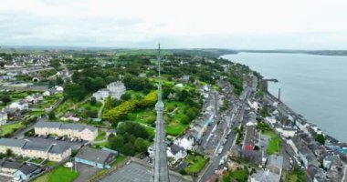 Havadan. Cobh, İrlanda 'daki St. Colmans Katedrali' nin etrafında bir çember. St. Colmans Katedrali Kilisesi. 4k biçiminde yüksek kaliteli görüntüler