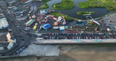 Havadan. Tramore 'da gün batımı olan bir lunapark. Aile tatili. Meslek. Deniz kıyısında. Yüksek kalite 4k görüntü