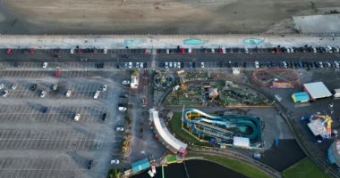 Havadan. Tramore 'da gün batımı olan bir lunapark. Aile tatili. Meslek. Deniz kıyısında. Yüksek kalite 4k görüntü
