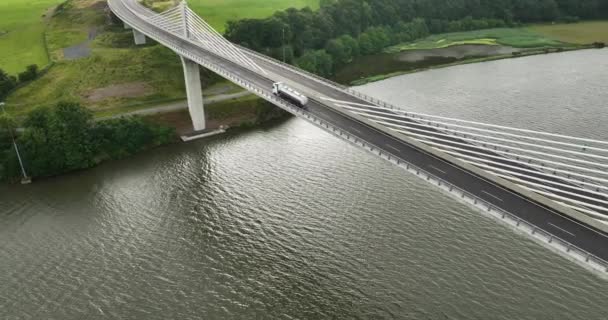 Atravesando Puente Moderno Hermoso Valle Verde Irlanda Puente Rose Fitzgerald — Vídeo de stock