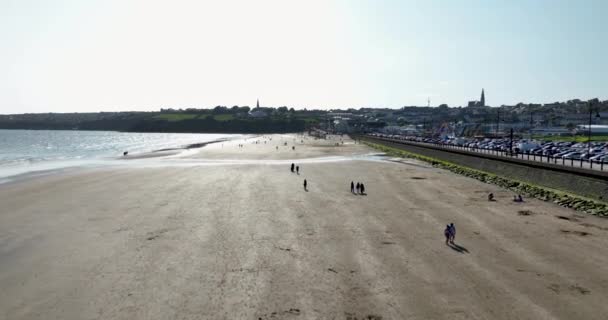 Pessoas Caminham Pela Praia Voando Sobre Uma Ampla Praia Areia — Vídeo de Stock