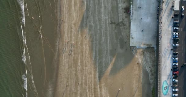 Letecký Svisle Oceán Omývá Pláž Vlnami Lidé Kráčející Pláži Při — Stock video
