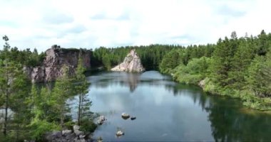 Havadan. Barntown, Wexford, İrlanda 'daki taş ocağı ve kozalaklı ormanın inanılmaz manzarası. Yüksek kalite 4k görüntü