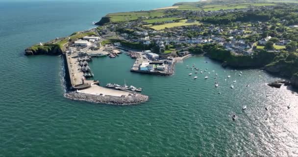 エアリアル 美しい灯台と漁船のための桟橋を備えた信じられないほどの海岸線 サンセット アイルランドのウォーターフォード郡のダンモア東部 高品質の4K映像 — ストック動画