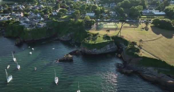 Воздушный Невероятное Побережье Красивыми Домами Рыбацкими Лодками Скалистого Берега Закат — стоковое видео