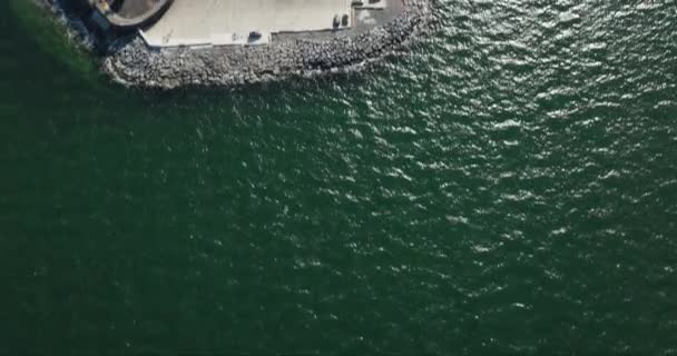 Havadan Güzel Beyaz Rıhtım Evleri Balıkçı Tekneleri Olan Sinematik Sahil — Stok video