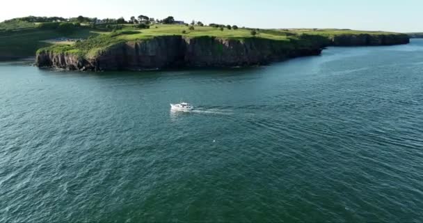 Een Motorboot Die Langs Een Rotsachtige Kust Vaart Dunmore East — Stockvideo