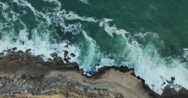 Αεροφωτογραφία Κύματα Του Ατλαντικού Ωκεανού Συντρίβονται Στα Βράχια Άποψη Των — Αρχείο Βίντεο