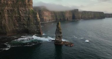 İrlanda 'daki Moher Kayalıkları' nın 4K 'sındaki insansız hava aracı görüntüleri. Alçak uçan bulutlarla Branaunmore deniz yığınının üzerinden uç. Sabah erkenden. Yüksek kalite 4k görüntü