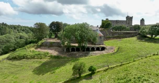 在爱尔兰一个风景如画的乡村景色下 照相机从一座古城堡飞走了 一个小农场基布莱顿森林4K格式的高质量镜头 — 图库视频影像