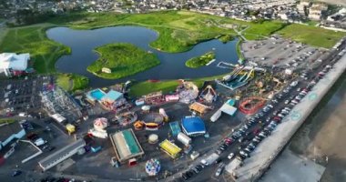 Havadan. Tramore 'da gün batımı olan bir lunapark. Aile tatili. Meslek. Deniz kıyısında. Yüksek kalite 4k görüntü