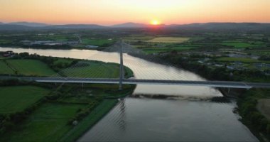 Havadan. Büyük köprünün üzerinden uçuyor. Thomas Francis Meagher Köprüsü. County Tipperary, İrlanda. İrlanda 'da Suir Nehri üzerinde kablo destekli köprü. Waterford. Yüksek kalite 4k görüntü