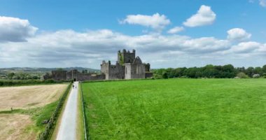 Havadan. Harap olmuş manastır. Dunbrody Abbey, İrlanda 'nın Wexford şehrinde bulunan eski bir manastır. Yüksek kalite 4k görüntü