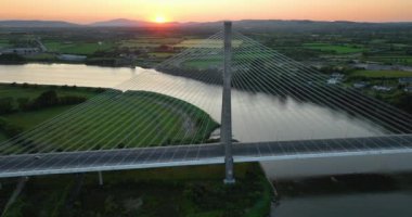 Havadan. Büyük köprünün üzerinden uçuyor. Thomas Francis Meagher Köprüsü. County Tipperary, İrlanda. İrlanda 'da Suir Nehri üzerinde kablo destekli köprü. Waterford. Yüksek kalite 4k görüntü