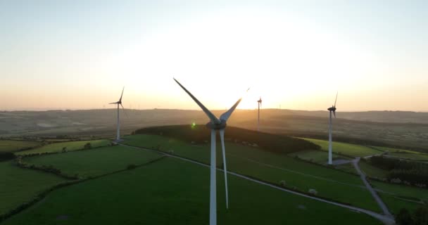 Antenne Riesige Windmühlen Vor Der Kulisse Grüner Wiesen Luftbild Eines — Stockvideo