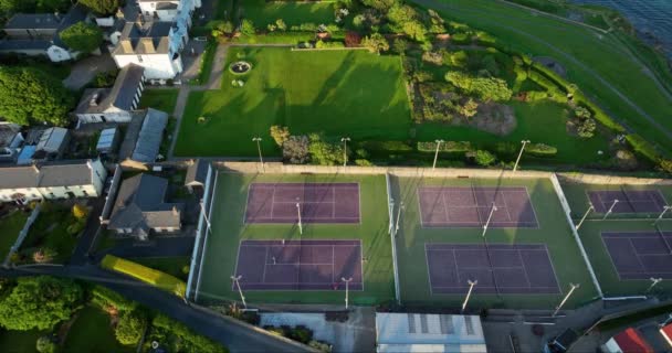 Légi Repül Teniszpályák Felett Játékosokkal Légi Felvétel Teniszpályák Játékosok Teniszezők — Stock videók