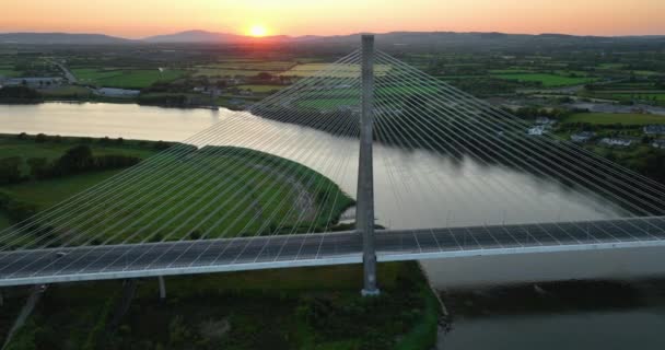 Воздушный Летит Над Массивным Мостом Мост Томаса Фрэнсиса Мегера Графство — стоковое видео