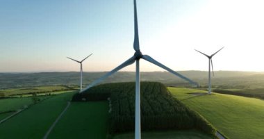 Havadan. Rüzgar türbinleri gün batımında duruyor. Rüzgâr türbinli bir çiftliğin havadan çekilmiş fotoğrafı. Temiz yenilenebilir enerji üretiliyor. Alternatif enerji. Kilkenny Ireland. Yüksek kalite 4k görüntü