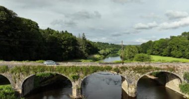 Havadan. Eski taş köprünün üzerinden üç araba geçiyor. Köprünün üzerinden uç. Inistioge köyünün hemen dışındaki İrlanda 'da eski bir köprü. KIlkenny. İrlanda. Yüksek kalite 4k görüntü
