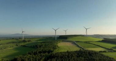 Havadan. Rüzgar türbinleri gün batımında duruyor. Rüzgâr türbinli bir çiftliğin havası. Temiz yenilenebilir enerji üretiyor. Alternatif enerji. Yüksek kalite 4k görüntü