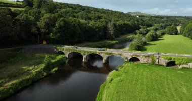 Havadan. Birçok araba eski taş köprünün üzerinden geçer. Köprünün üzerinden uç. Inistioge köyünün hemen dışındaki İrlanda 'da eski bir köprü. KIlkenny. İrlanda. Yüksek kalite 4k görüntü