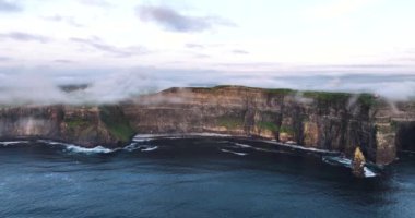 Moher 'in alçak bulutlarla örtülü sahil kayalıklarının hava görüntüleri. Sabah erkenden. Moher, İrlanda 'nın kayalıkları. Yüksek kalite 4k görüntü