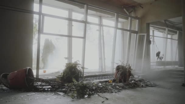 Casa Cultura Destruída Janelas Partidas Como Resultado Bombardeamento Vidro Coletado — Vídeo de Stock