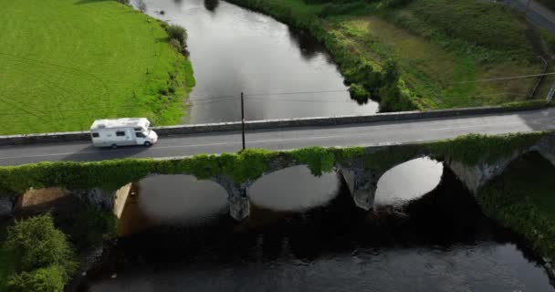 Letecký Motorhome Jede Přes Starý Kamenný Most Starý Most Irsku — Stock video