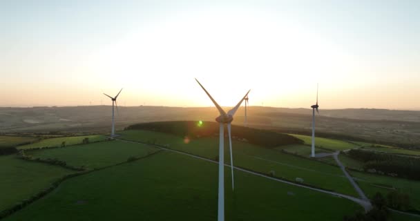 Luchtfoto Enorme Windmolens Tegen Een Achtergrond Van Groene Weiden Luchtfoto — Stockvideo