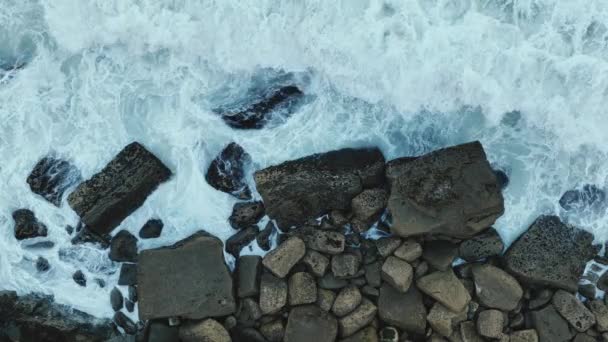 Luchtfoto Golven Van Oceaan Botsen Tegen Kliffen Uitzicht Vanaf Een — Stockvideo