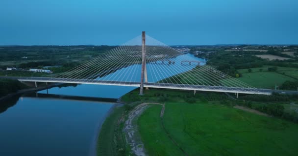 巨大的托马斯 弗朗西斯 梅格尔大桥的航拍照片 爱尔兰Tipperary县一个鼓舞人心的无人驾驶飞机飞行 爱尔兰Suir河上的斜拉桥 沃特福德高质量4K — 图库视频影像