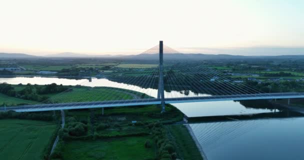 大規模なトーマス フランシス メーガー橋の空中観測 アイルランドのティペラリー郡 感動的なドローン飛行 アイルランドのスエア川を渡るケーブル張りの橋 ウォーターフォード 高品質4Kについて — ストック動画