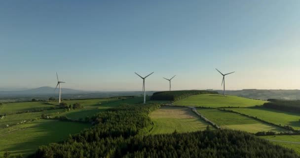 Powietrza Turbiny Wiatrowe Stojące Zachodzie Słońca Zdjęcie Farmy Turbinami Wiatrowymi — Wideo stockowe