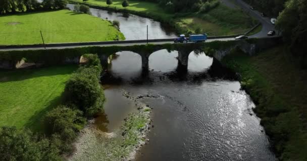 Légi Traktor Pótkocsival Áthajt Régi Kőhídon Régi Híd Írországban Inistioge — Stock videók