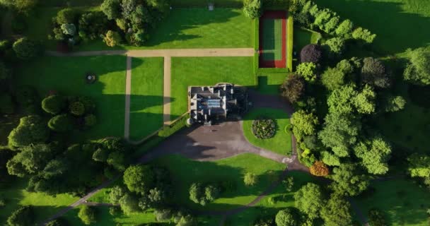 Udara Sebuah Rumah Mewah Dengan Taman Hijau Dan Lapangan Tenis — Stok Video