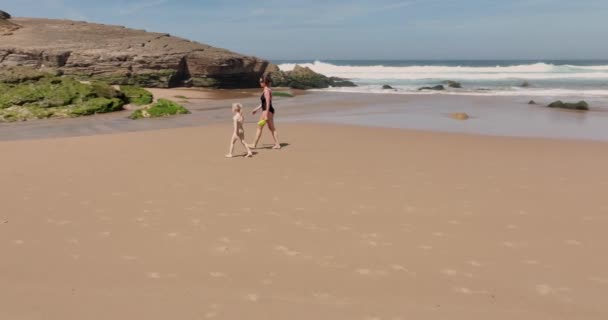 Letecký Matka Dcerou Procházejí Písečné Pláži Podél Skalnatého Pobřeží Portugalsko — Stock video