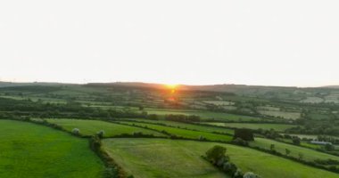 Havadan. İrlanda 'nın uçsuz bucaksız yeşil çayırları tipik bir manzaranın üzerinde uçuyor. Yüksek kalite 4k