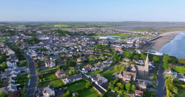 Avrupa 'nın okyanus kıyısındaki eski kasabasının üzerinde uçuyor. Tramore Ireland, yüksek kalite 4K görüntü