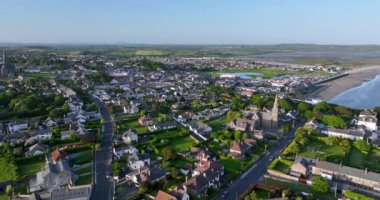 Avrupa 'nın okyanus kıyısındaki eski kasabasının üzerinde uçuyor. Tramore Ireland, yüksek kalite 4K görüntü