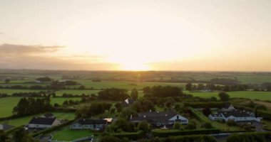 Eski kasaba Blarney Cork Ireland 'da güzel bir konut. Gün doğumu. Yeşil bir tepenin üzerindeki beyaz ev. Yüksek kalite 4k görüntü