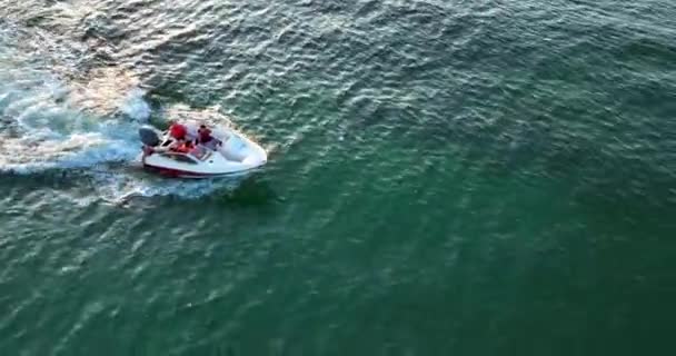 Antenne Ein Weißes Motorboot Segelt Auf Dem Grünen Wasser Des — Stockvideo