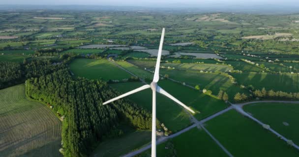 Duża Turbina Wiatrowa Łopatami Zielonym Polu Widok Lotu Ptaka Zielona — Wideo stockowe