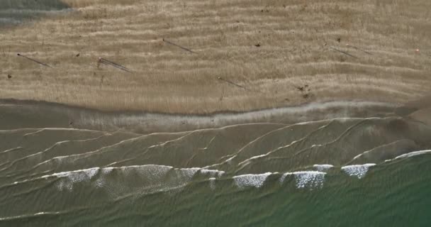Powietrza Ocean Obmywa Plażę Falami Ludzie Spacerujący Plaży Zachodzie Słońca — Wideo stockowe