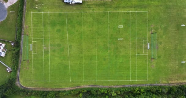 空のサッカー場 空の眺め フォギー ヘリングフィールド グラスフィールドのオーバーヘッドビュー アイルランド 高品質の4K映像 — ストック動画