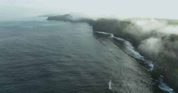 Luchtfoto Dramatisch Uitzicht Kliffen Van Moher Gewikkeld Witte Wolken Kliffen — Stockvideo
