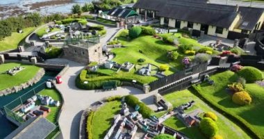 Havadan. Dairesel. Minyatür kasabaları ve çalışan mini tren hattı olan muhteşem bir park. İrlanda kasabalarının minyatür binaları. West Cork Manken Demiryolu Köyü. Yüksek kalite 4k görüntü