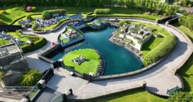 Havadan. Dairesel. Minyatür kasabaları ve çalışan mini tren hattı olan muhteşem bir park. İrlanda kasabalarının minyatür binaları. West Cork Manken Demiryolu Köyü. Yüksek kalite 4k görüntü