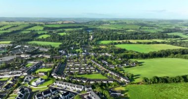 Havadan. Dairesel. Eski kasaba Blarney Cork Ireland 'da güzel bir konut. Gün doğumu. Yeşil bir tepenin üzerindeki beyaz ev. Yüksek kalite 4k görüntü